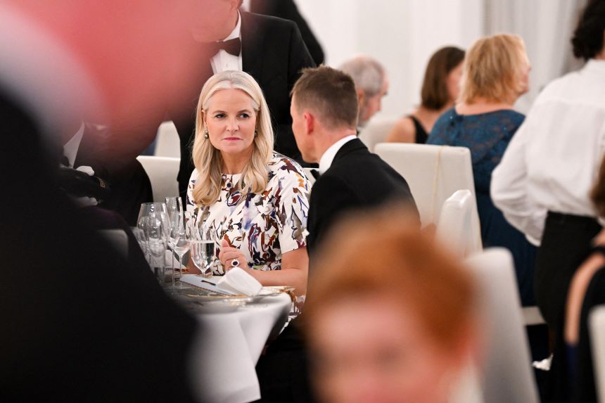 Les dossiers Epstein menacent de diviser la famille royale norvégienne en deux 5 La princesse héritière Mette-Marit assiste à un dîner au palais présidentiel de Bellevue le 21 octobre 2024.
