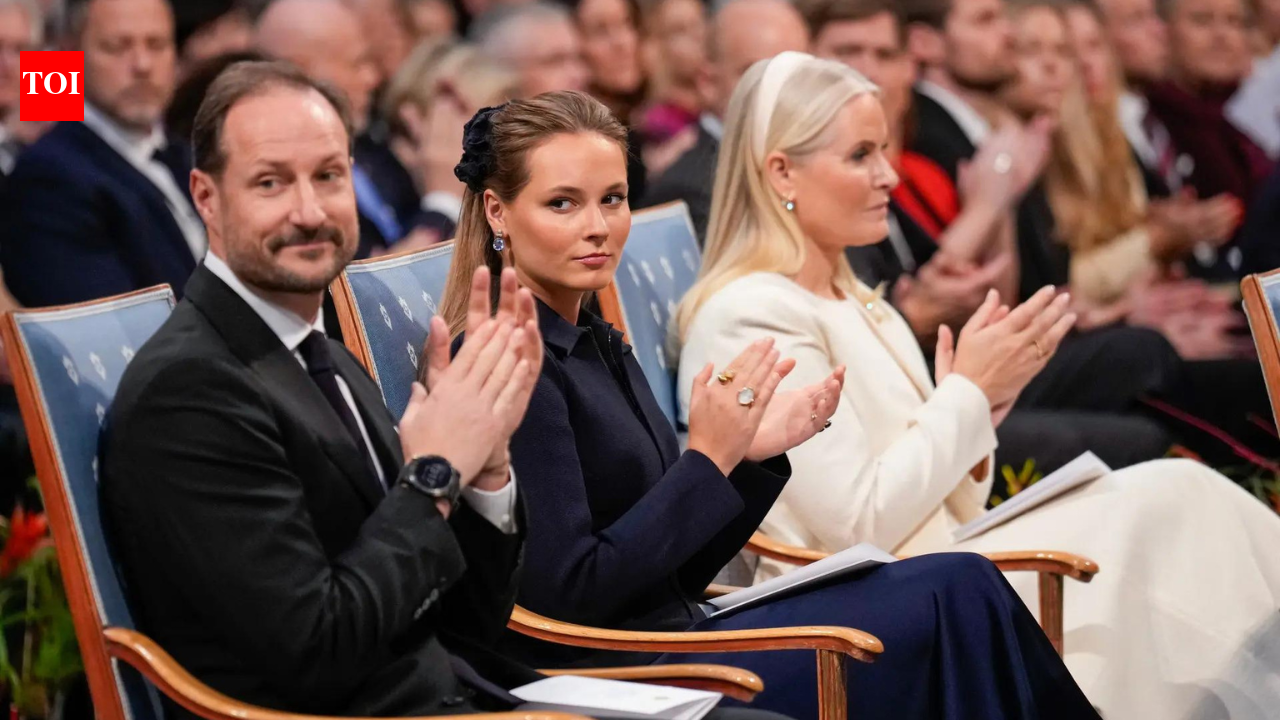 « À la recherche d'une épouse » : la princesse héritière de Norvège fait face à une vague de critiques en raison de ses liens avec Epstein ; elle présente ses excuses 4 « À la recherche d'une épouse » : la princesse héritière de Norvège fait face à une vague de critiques en raison de ses liens avec Epstein ; elle présente ses excuses - 3
