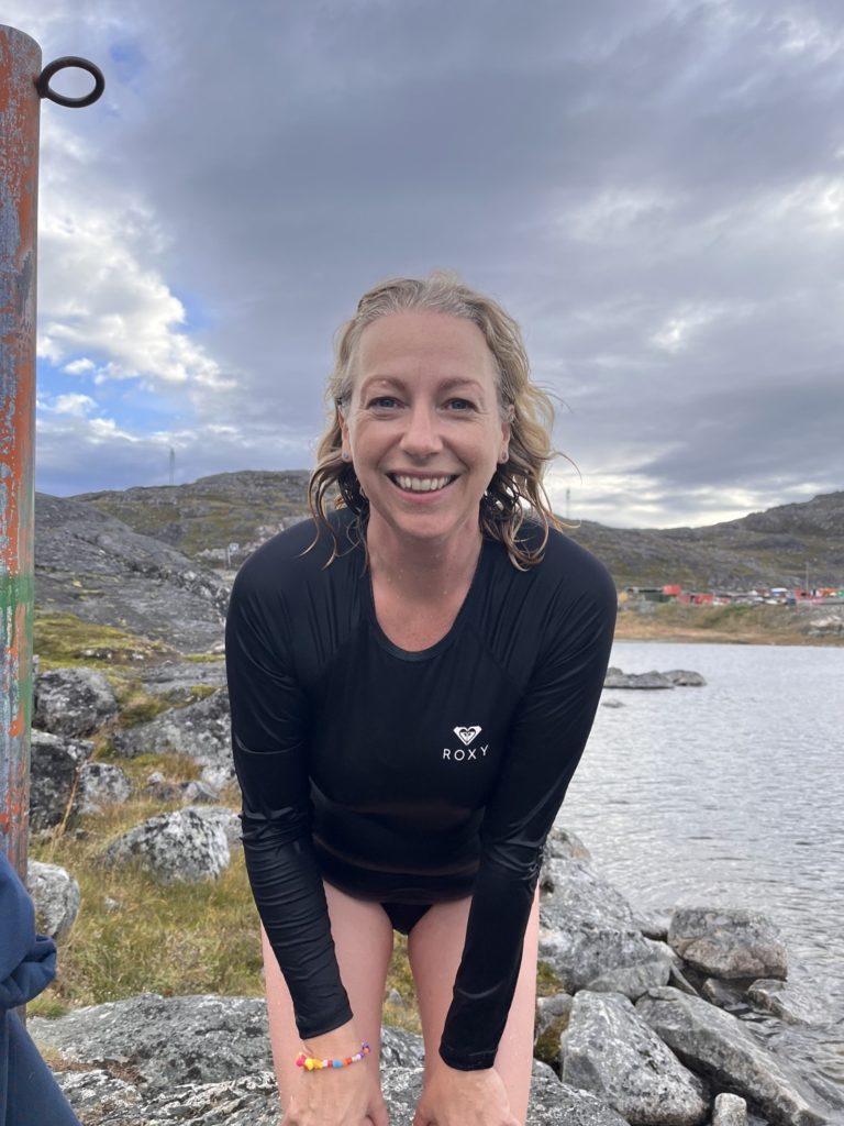 Pourquoi la baignade en eau froide est le secret du bonheur en Scandinavie 7 Laura Hall après une baignade à Qaqortoq, au Groenland.