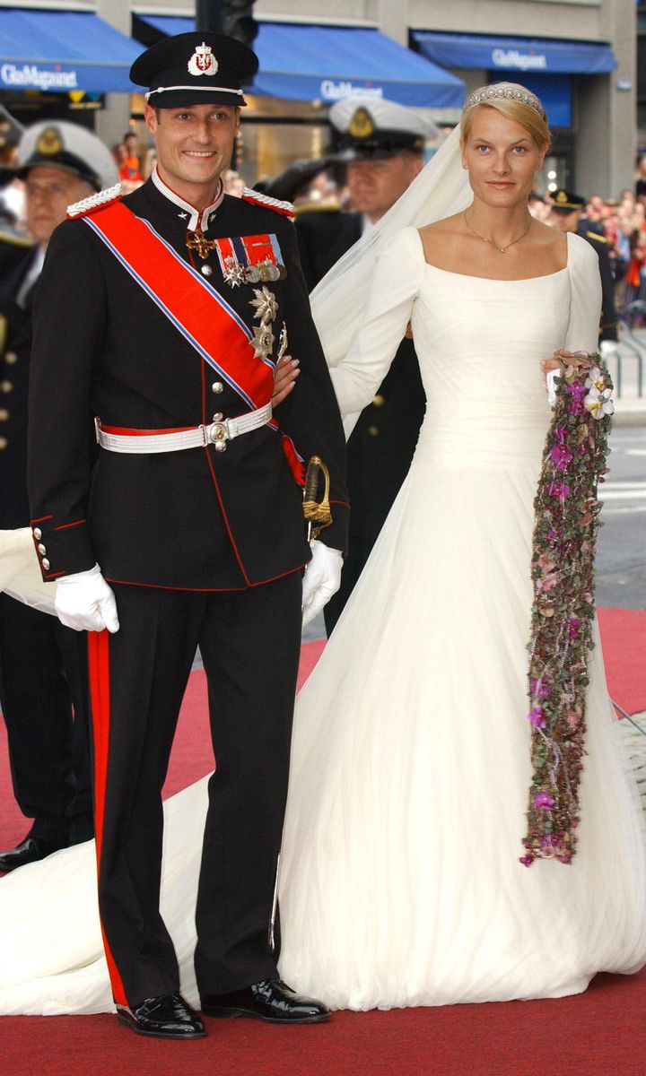 Mette-Marit de Norvège se retire d’une visite d’État en raison d’une détérioration de son état de santé et d’une controverse persistante 15 Le mariage du prince héritier Haakon de Norvège et de Mette-Marit