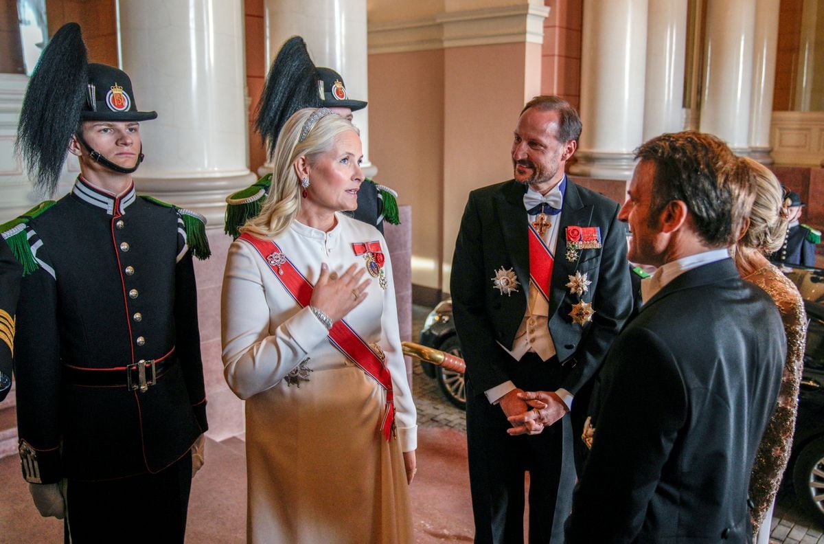 Mette-Marit de Norvège se retire d’une visite d’État en raison d’une détérioration de son état de santé et d’une controverse persistante 18 De même, ce jeudi 26 mars, le prince héritier Haakon assistera seul à ses engagements.