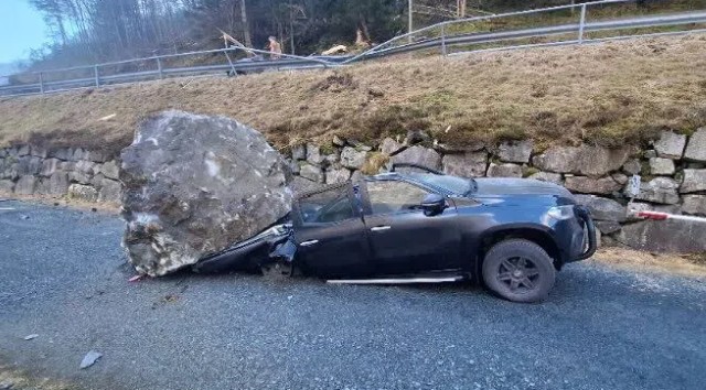 Une chute de pierres spectaculaire sur la route E134 à Fjæra, dans la commune d'Etne, en Norvège 7 Les conséquences de la chute de pierres du 1er mars 2026 à Fjæra, près d'Etne, en Norvège.