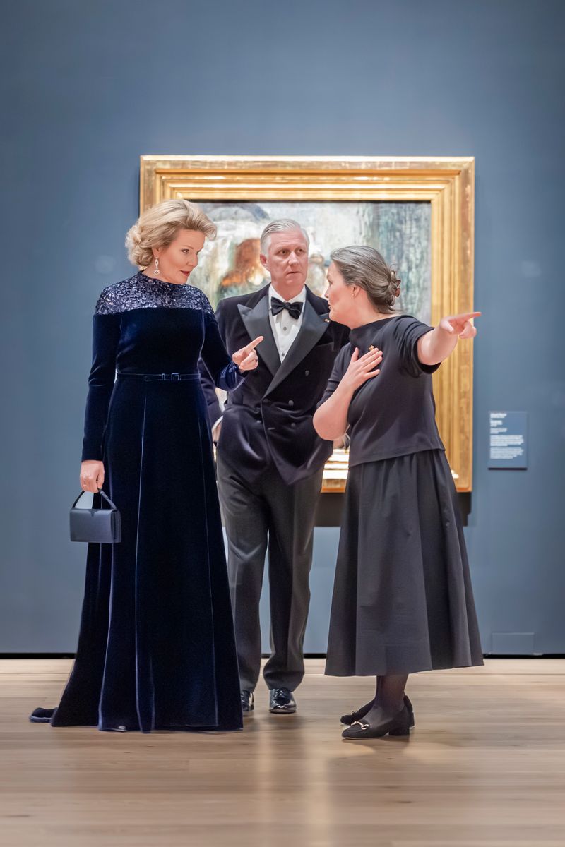 La reine Mathilde enfreint le protocole en Norvège avec un moment saisissant au musée devant « Le Cri » 15 Ce qui a fait de cette photographie un phénomène médiatique, ce n'est pas seulement la présence d'une monarque européenne dans un musée, mais la manière dont Mathilde interagit avec « Le Cri ».