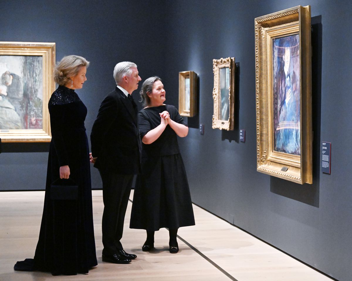 La reine Mathilde enfreint le protocole en Norvège avec un moment saisissant au musée devant « Le Cri » 16 Ce qui a fait de cette photo un phénomène médiatique, ce n'est pas seulement la présence d'une monarque européenne dans un musée, mais la façon dont Mathilde interagit avec « Le Cri ».