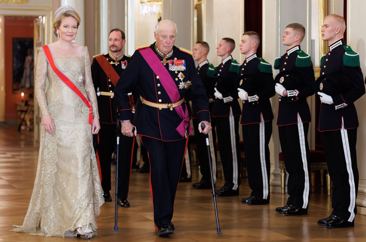 La reine Mathilde enfreint le protocole en Norvège avec un moment saisissant au musée devant « Le Cri » 19 Sur sa tête, la tiare des Neuf Provinces apportait à la fois éclat et diplomatie subtile. Réalisée en 1926 par Van Bever pour la princesse Astrid de Suède, cette pièce est célèbre pour son élégance Art déco et son design modulable.