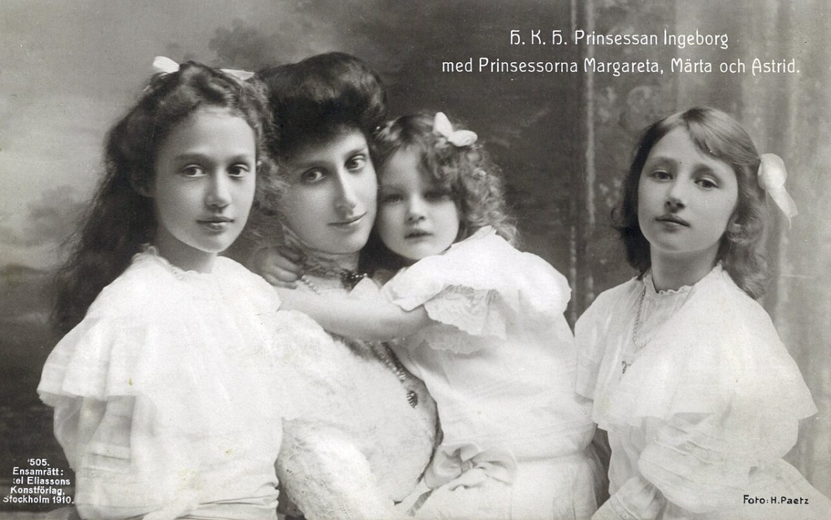 Des diadèmes étincelants lors du banquet d'État organisé à l'occasion de la visite belge en Norvège 30 La princesse Ingeborg de Suède avec ses filles, la princesse Margaretha, la princesse Märtha et la princesse Astrid, photographiées à Stockholm (Archives municipales de Trondheim)
