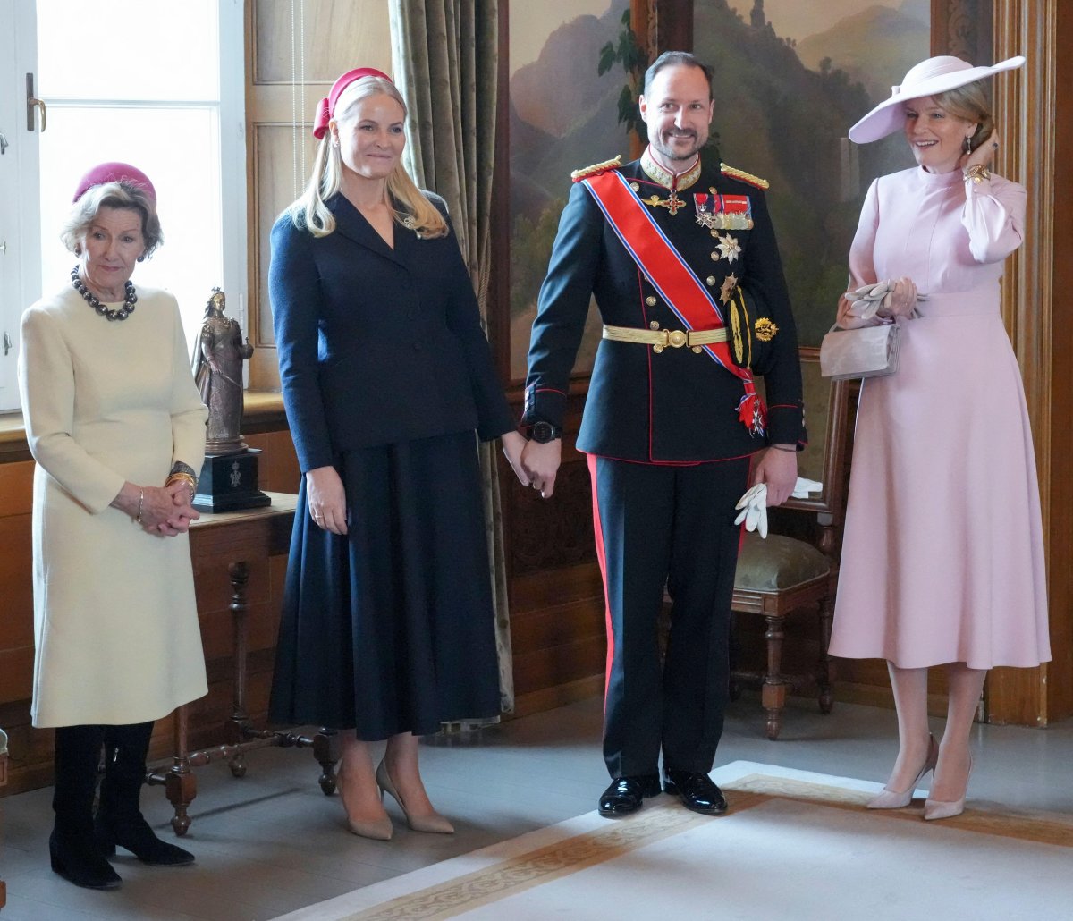 Des diadèmes étincelants lors du banquet d'État organisé à l'occasion de la visite belge en Norvège 31 Le roi et la reine de Norvège, accompagnés du prince héritier et de la princesse héritière, accueillent le roi et la reine des Belges au Palais royal d'Oslo au début de leur visite d'État, le 24 mars 2026 (Ole Berg-Rusten/NTB/Alamy)