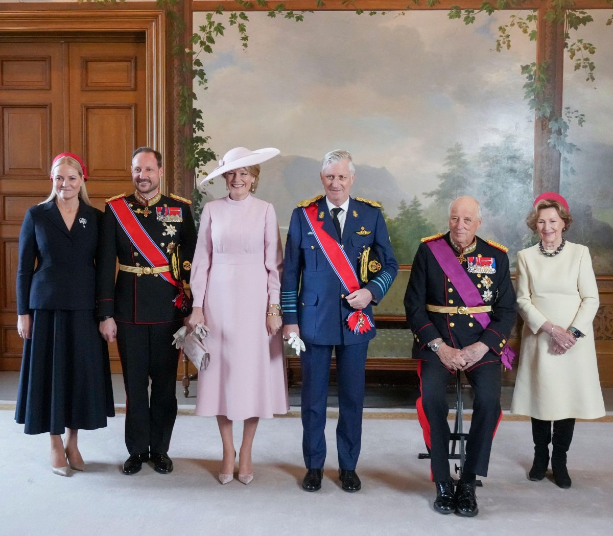 Des diadèmes étincelants lors du banquet d'État organisé à l'occasion de la visite belge en Norvège 29 Le roi et la reine de Norvège, accompagnés du prince héritier et de la princesse héritière, accueillent le roi et la reine des Belges au Palais royal d'Oslo au début de leur visite d'État, le 24 mars 2026 (Ole Berg-Rusten/NTB/Alamy)
