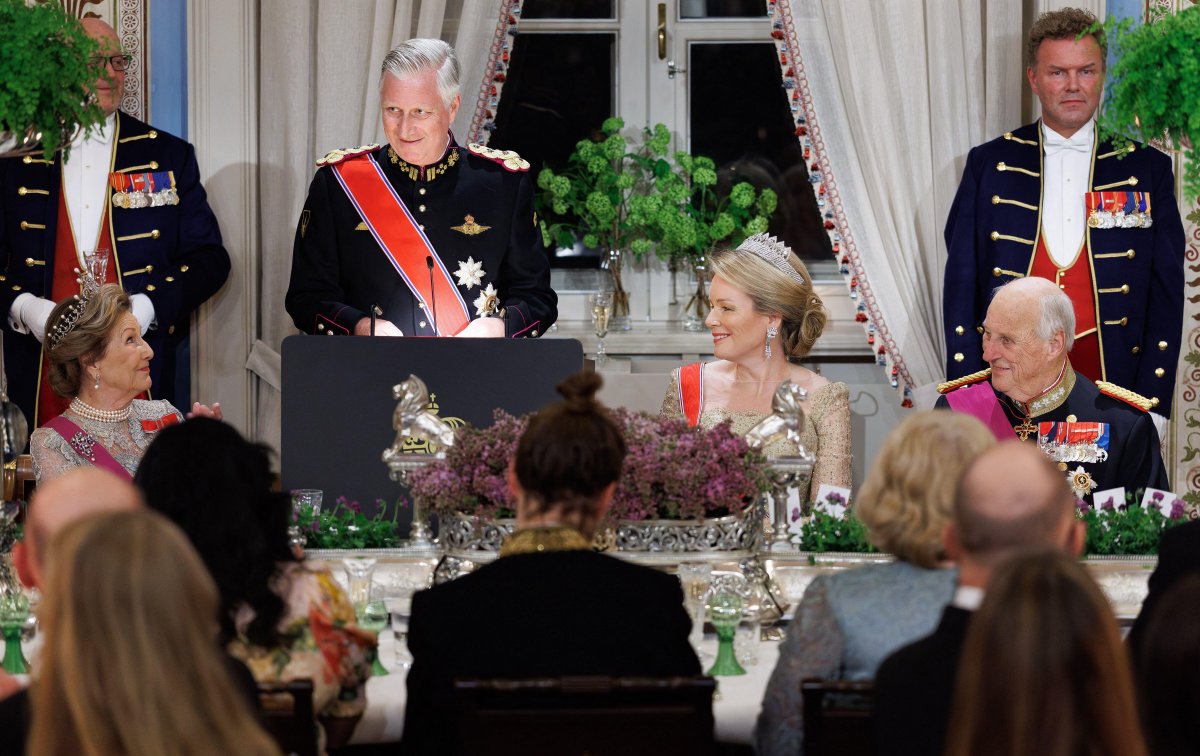 Des diadèmes étincelants lors du banquet d'État organisé à l'occasion de la visite belge en Norvège 34 Le roi et la reine de Norvège organisent un banquet d'État en l'honneur du roi et de la reine des Belges en visite au Palais royal d'Oslo le 24 mars 2026 (BENOIT DOPPAGNE/Belga News Agency/Alamy)