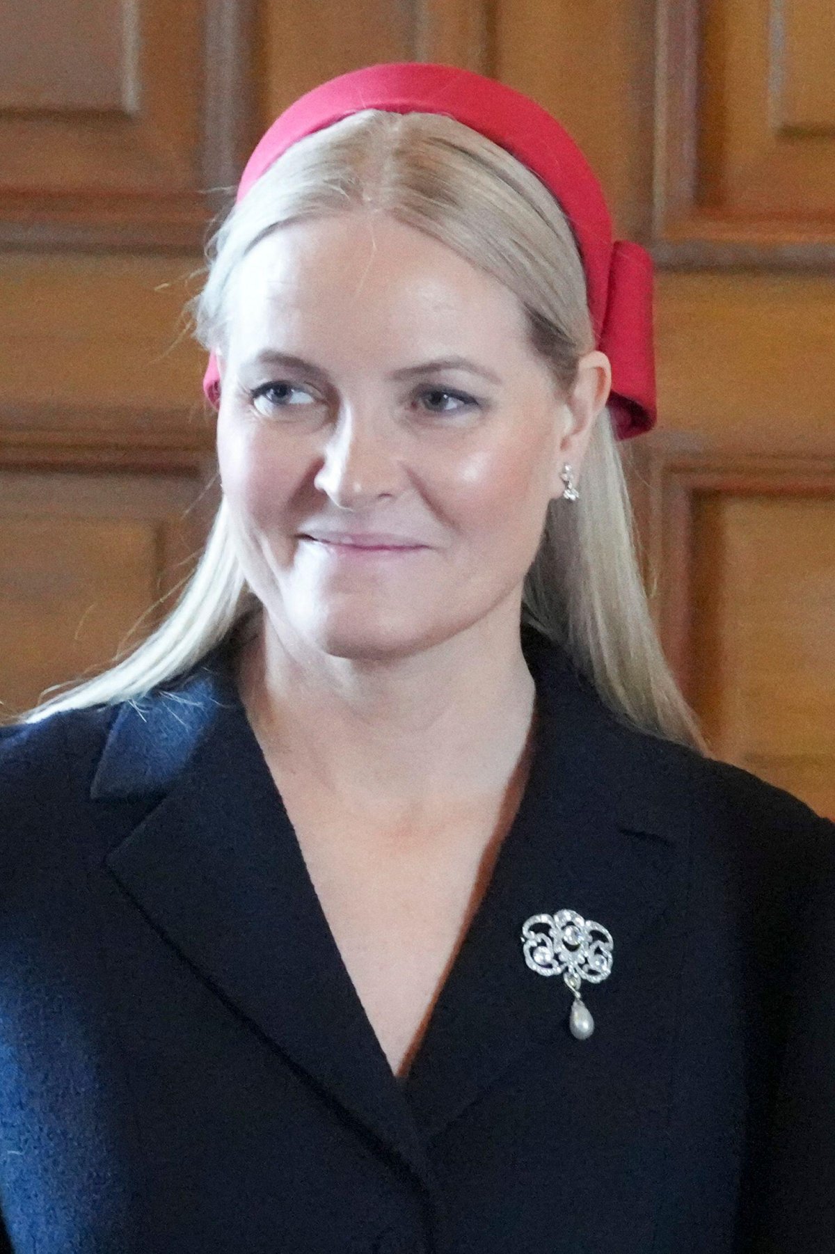 Des diadèmes étincelants lors du banquet d'État organisé à l'occasion de la visite belge en Norvège 32 Le roi et la reine de Norvège, accompagnés du prince héritier et de la princesse héritière, accueillent le roi et la reine des Belges au Palais royal d'Oslo au début de leur visite d'État, le 24 mars 2026 (Ole Berg-Rusten/NTB/Alamy)