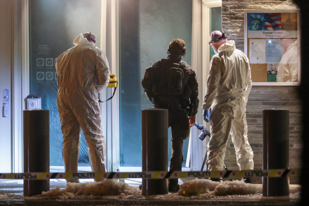 La police enquête sur une explosion devant l'ambassade des États-Unis à Oslo, en Norvège 4 La police enquête sur une explosion devant l'ambassade des États-Unis à Oslo, en Norvège - 3