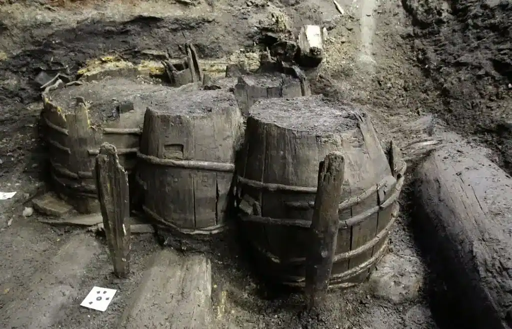 Des archéologues découvrent en Norvège de mystérieux tonneaux du XVIIe siècle qui révèlent comment étaient construites les villes au début de l'ère moderne 9 Anciens conteneurs de stockage en bois enfouis sous terre pour être préservés.
