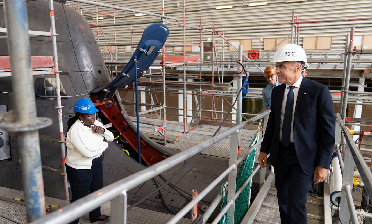 La question des sous-marins n'est pas à l'ordre du jour lors de la rencontre entre Carney et les dirigeants de la Norvège et de l'Allemagne 9 Un homme debout sur une passerelle observe la coque d’un sous-marin