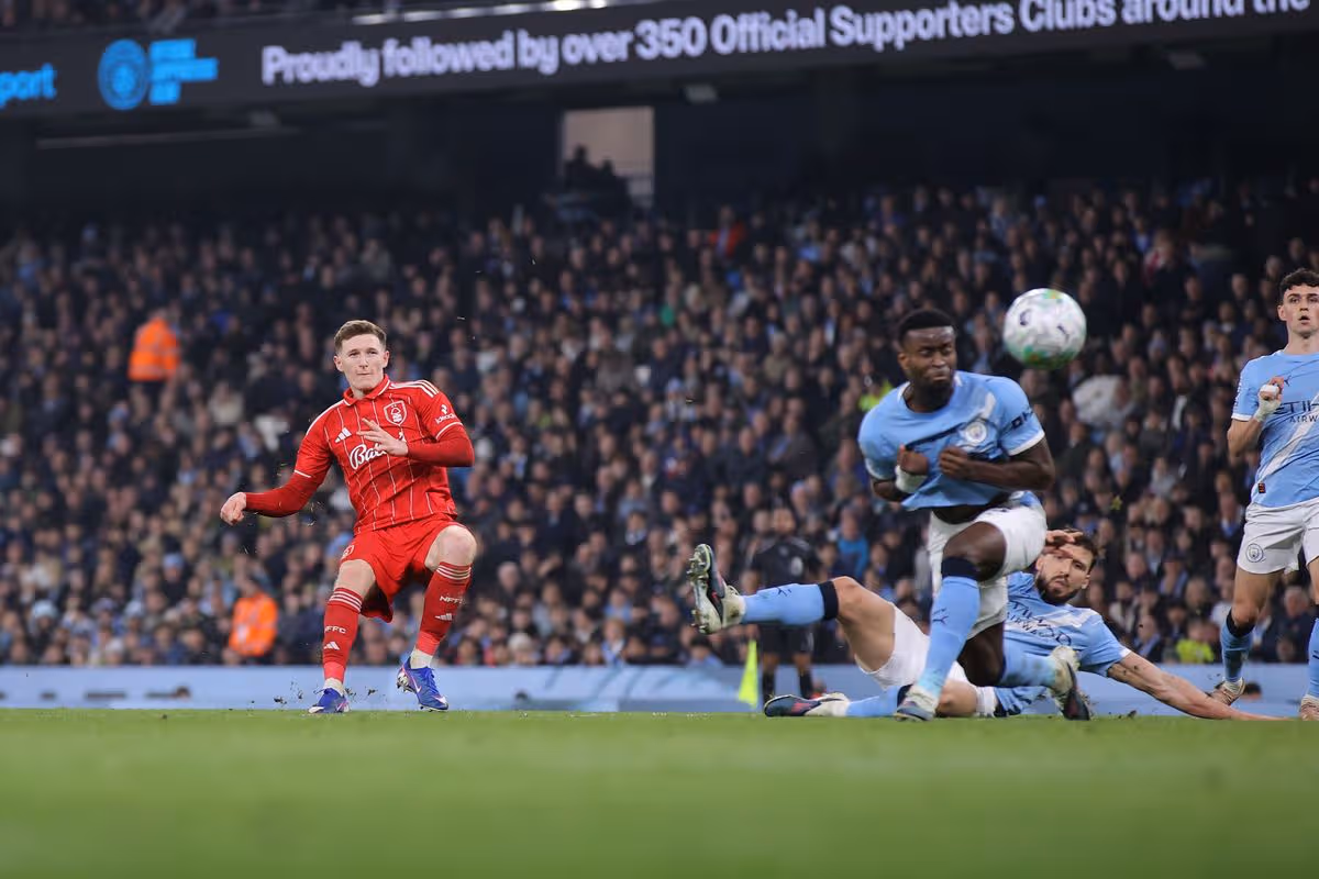 Elliot Anderson, de Nottingham Forest, marque le deuxième but de son équipe lors du match de la Premier League entre Manchester City et Nottingham Forest au stade Etihad. 
