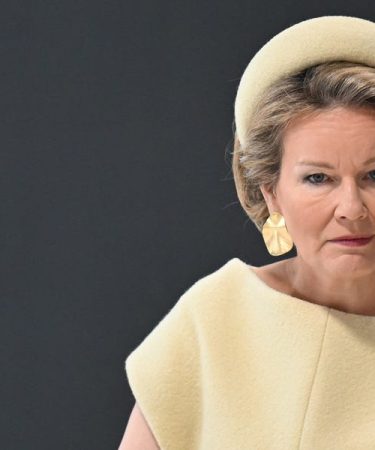 La reine Mathilde a porté une parure abstraite dorée pour la deuxième journée de la visite d'État belge en Norvège 6 La reine Mathilde a porté une parure abstraite dorée pour la deuxième journée de la visite d'État belge en Norvège - 5