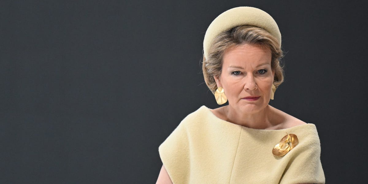 La reine Mathilde a porté une parure abstraite dorée pour la deuxième journée de la visite d'État belge en Norvège 4 La reine Mathilde a porté une parure abstraite dorée pour la deuxième journée de la visite d'État belge en Norvège - 3