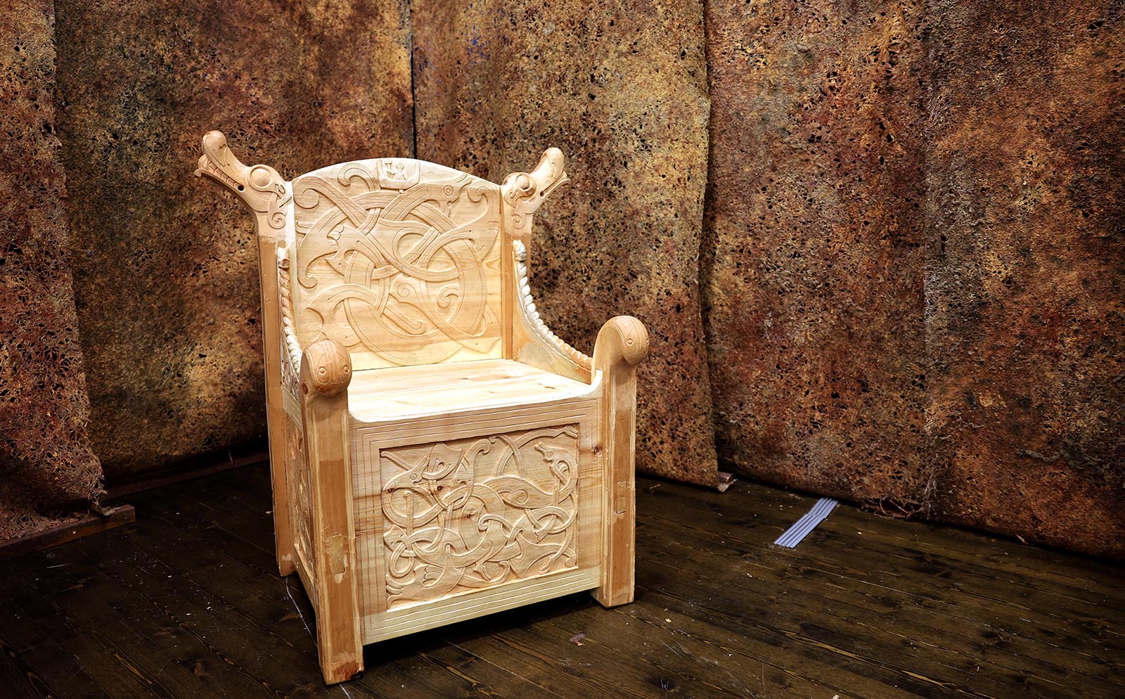 Un siège surélevé viking reconstitué en Norvège pour une exposition muséale 12 Un siège surélevé viking reconstitué en Norvège pour une exposition muséale - 11