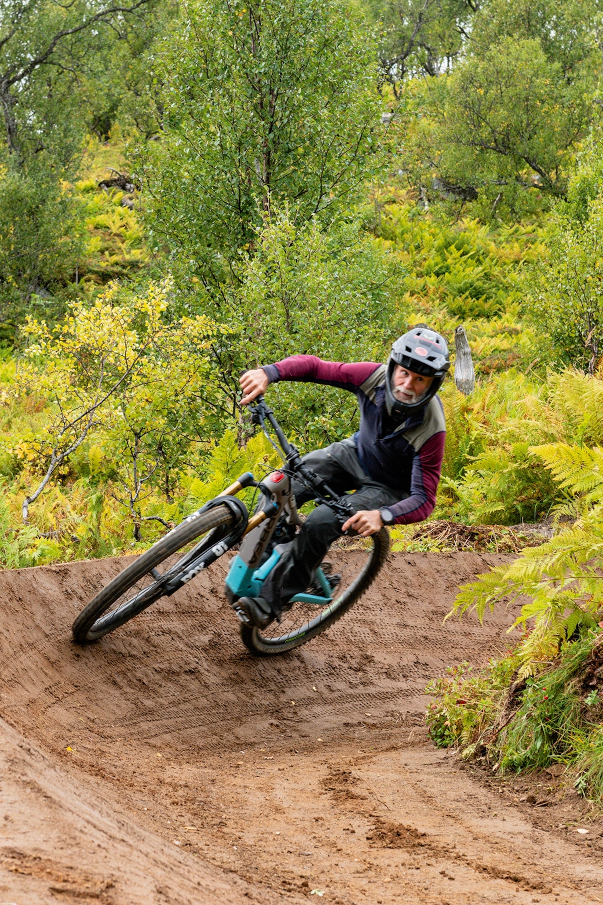 En quête d'aventures hors des sentiers battus ? Découvrez les Vesterålen en Norvège 13 Un homme à la barbe blanche négociant un virage serré dans un bike park naturel.