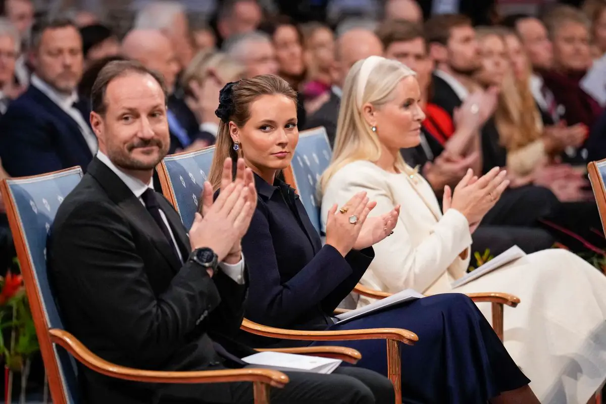Le retour secret de la princesse Ingrid Alexandra en Norvège : rencontres discrètes et tensions royales au sein du palais 13 Le prince héritier Haakon de Norvège, la princesse héritière Mette-Marit et la princesse Ingrid Alexandra (au centre)