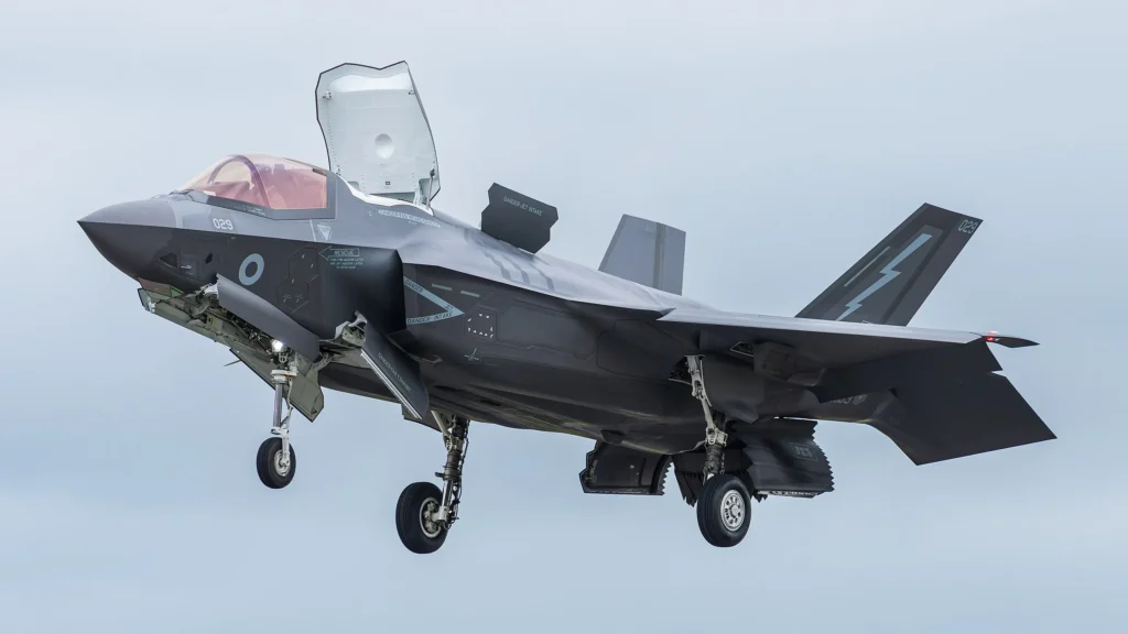 La Norvège mobilise l'avion de chasse le plus sophistiqué au monde pour intercepter un avion espion russe 24 Des chasseurs F-35A de l'armée de l'air norvégienne ont décollé en urgence de la base aérienne d'Evenes (EVE) le 15 avril pour intercepter un avion non identifié s'approchant de l'espace aérien norvégien