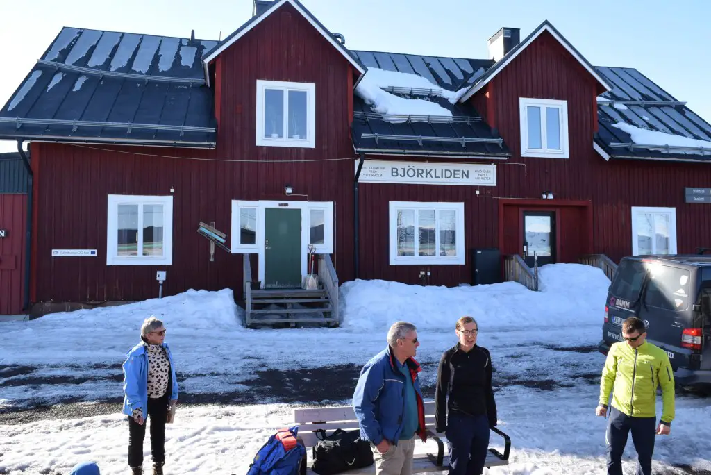 New Day Cafe - Photos de Suède et de Norvège 36 Des passagers attendent devant la gare enneigée de Bjorkliden, en Suède.