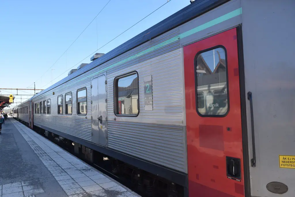New Day Cafe - Photos de Suède et de Norvège 35 À la gare de Boden, en Suède, en regardant le train à destination de Narvik, en Norvège.