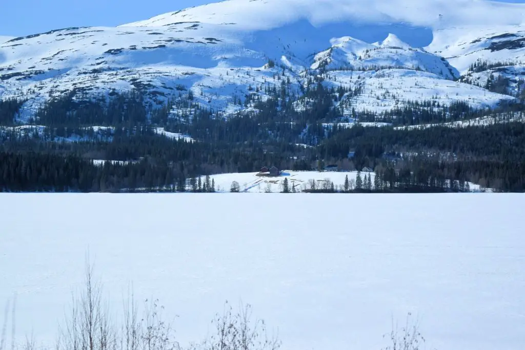 New Day Cafe - Photos de Suède et de Norvège 41 Vue sur un lac gelé et une montagne enneigée en Norvège.