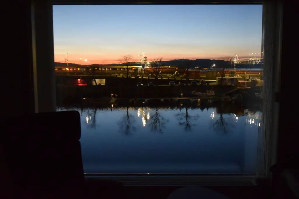 New Day Cafe - Photos de Suède et de Norvège 42 Vue depuis la fenêtre du train après le coucher du soleil, alors que nous entrons dans Trondheim, en Norvège, par le nord.