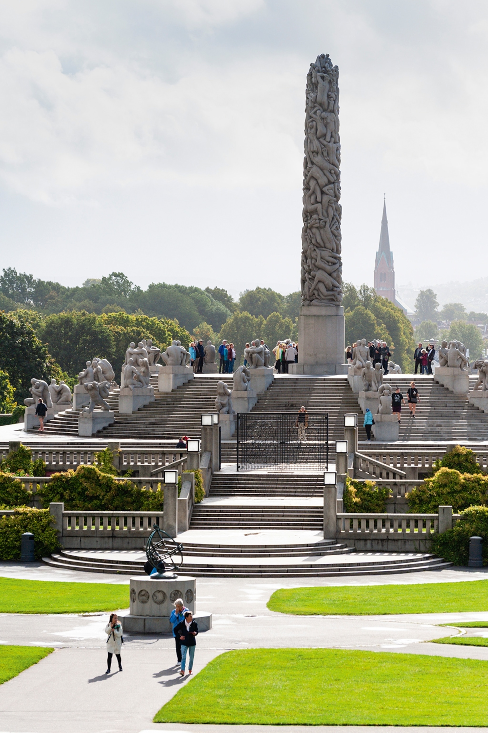 Oslo est la capitale norvégienne de la créativité — et le véritable berceau du street art 12 Un parc de sculptures par une journée ensoleillée.