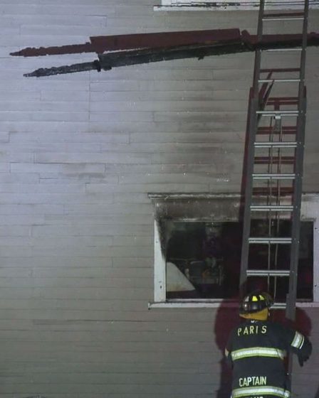 Les pompiers luttent contre un incendie dans un immeuble d'appartements à Norway, dans le Maine 2 Les pompiers luttent contre un incendie dans un immeuble d'appartements à Norway, dans le Maine - 1