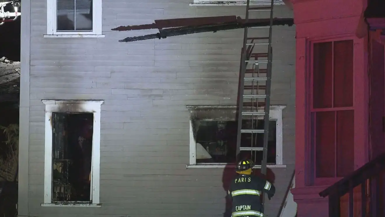 Les pompiers luttent contre un incendie dans un immeuble d'appartements à Norway, dans le Maine 4 Les pompiers luttent contre un incendie dans un immeuble d'appartements à Norway, dans le Maine - 3