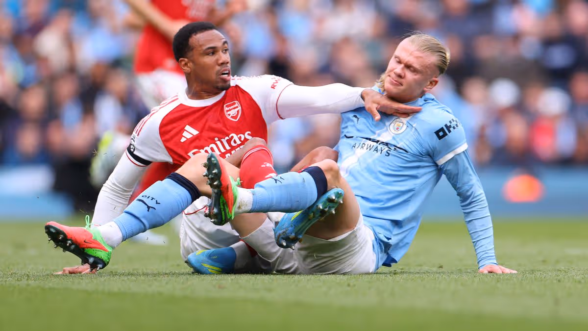 Un ancien arbitre de Premier League affirme que Gabriel a eu de la « chance » de ne pas être expulsé contre Man City. 4 Un ancien arbitre de Premier League affirme que Gabriel a eu de la « chance » de ne pas être expulsé contre Man City. - 3