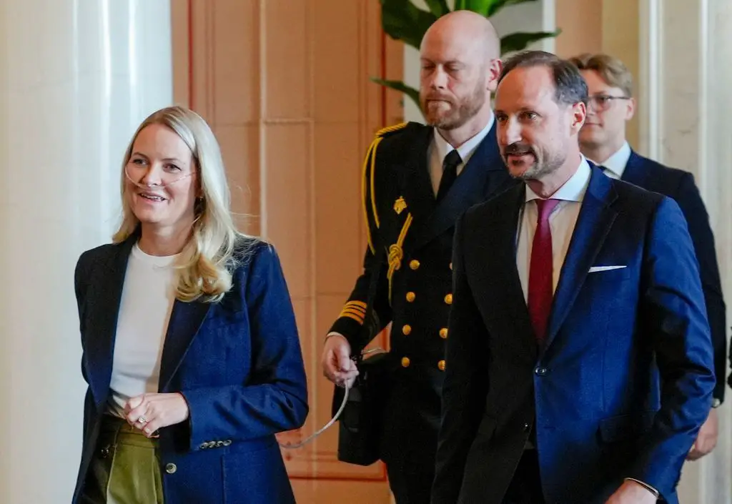 Mette-Marit de Norvège : une nouvelle fondation rompt ses liens en raison du scandale Epstein 16 La princesse Mette-Martin en compagnie de son époux, le prince Haakon de Norvège, et du prince Sverre Magnus lors de la réception avec les athlètes paralympiques.