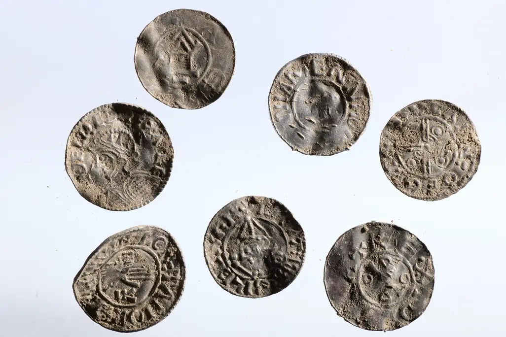 Découvrez le plus grand trésor de l'époque viking jamais découvert en Norvège. Avec près de 3 000 pièces et ce n'est pas fini, cette cache est une découverte unique 13 Sept des pièces issues du trésor récemment découvert, qui est le plus important de ce type jamais trouvé en Norvège