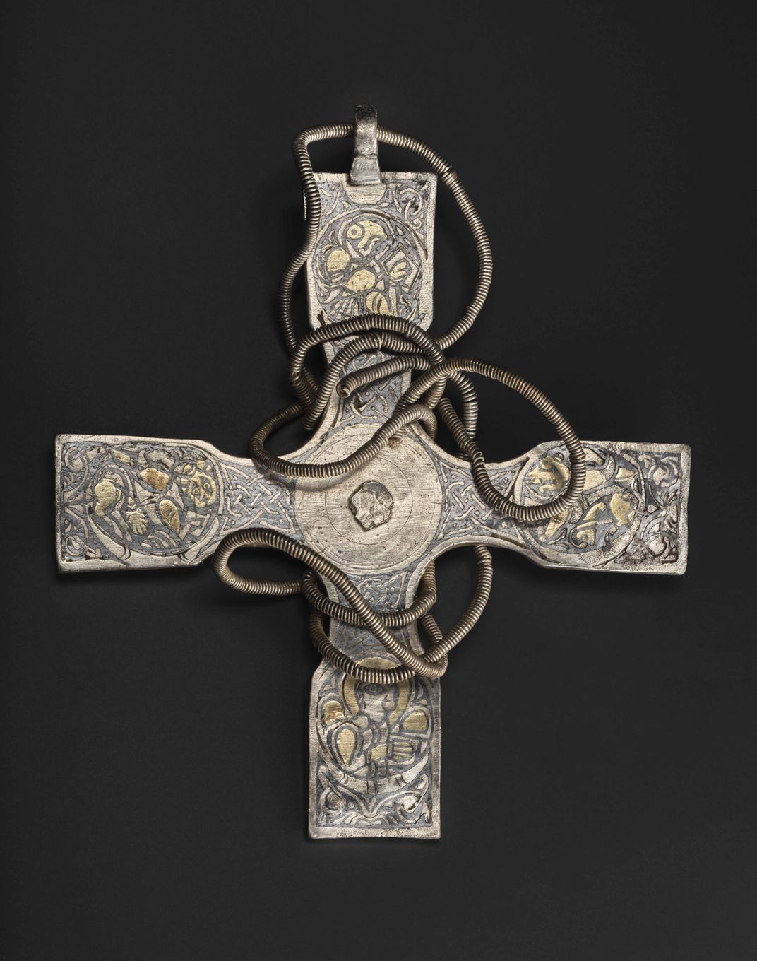 Découvrez le plus grand trésor de l'époque viking jamais découvert en Norvège. Avec près de 3 000 pièces et ce n'est pas fini, cette cache est une découverte unique 16 Une croix pectorale en argent provenant du trésor de Galloway, découvert en Écosse en 2014