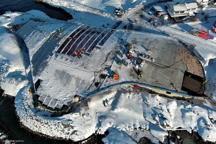 « La baleine » de Dorte Mandrup avance le long de la côte arctique norvégienne 16 « The Whale » de Dorte Mandrup avance le long de la côte arctique norvégienne - Image 3 sur 11