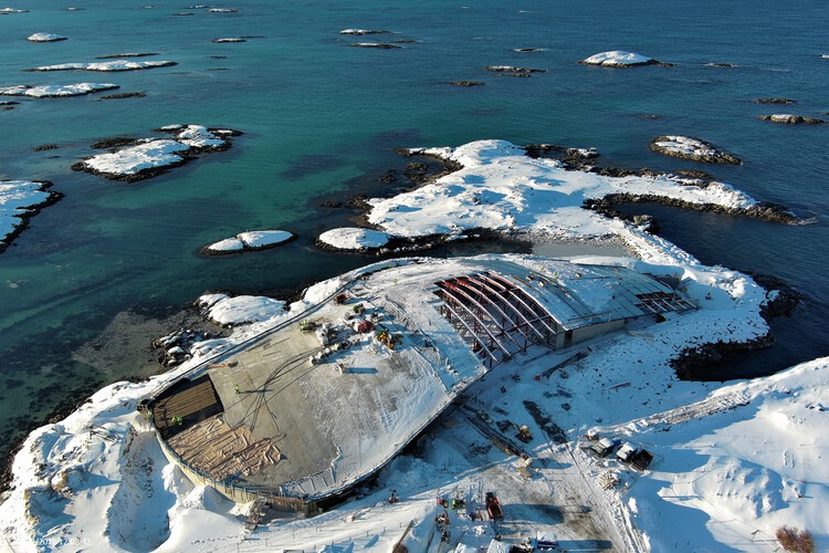 « La baleine » de Dorte Mandrup avance le long de la côte arctique norvégienne 17 « The Whale » de Dorte Mandrup avance le long de la côte arctique norvégienne - Image 2 sur 11