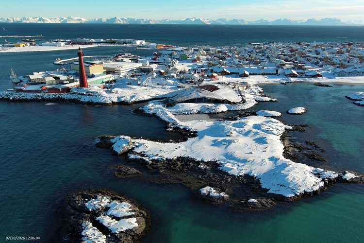 « La baleine » de Dorte Mandrup avance le long de la côte arctique norvégienne 18 « The Whale » de Dorte Mandrup avance le long de la côte arctique norvégienne - Image 5 sur 11
