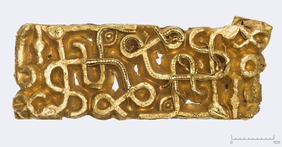Un randonneur découvre en Norvège, lors d'une promenade matinale, une rare garniture d'épée en or vieille de 1 500 ans 10 Une rare ferrure d'épée en or vieille de 1 500 ans découverte par un randonneur en Norvège lors d'une promenade matinale