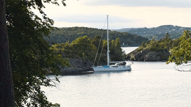 Naviguer le long de la côte sud de la Norvège : « Les paysages sont spectaculaires, on serpente entre de petits villages et d’étroits passages rocheux » 21 Zina amarrée aux rochers à Kristiansand