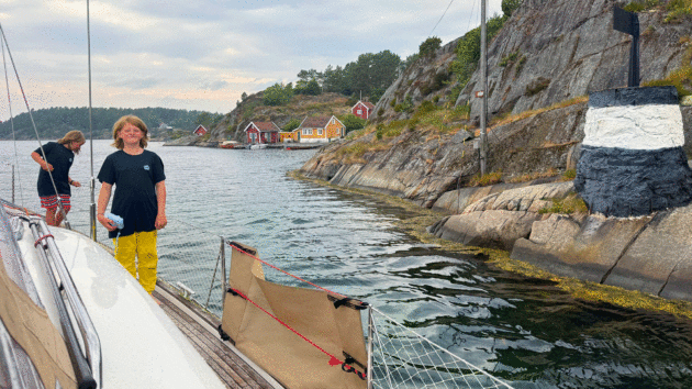 Naviguer le long de la côte sud de la Norvège : « Les paysages sont spectaculaires, on serpente entre de petits villages et d’étroits passages rocheux » 22 Les enfants Kemp ont adoré naviguer sur le Blindleia