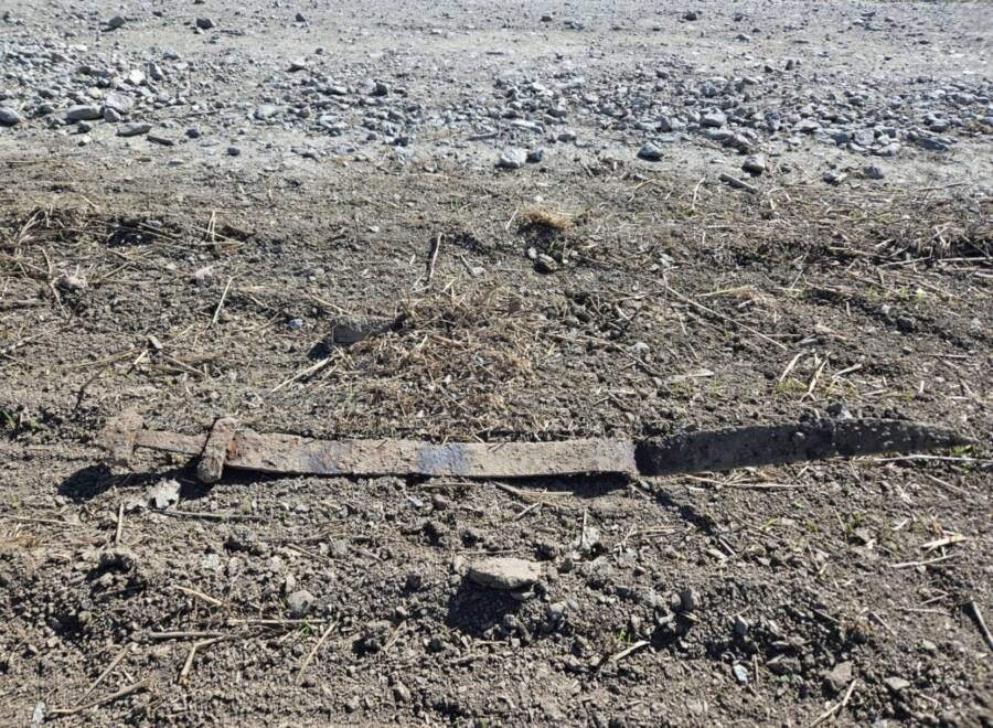 Un garçon en Norvège vient de découvrir une épée viking vieille de 1 300 ans 10 Épée viking à Tingelstad, en Norvège