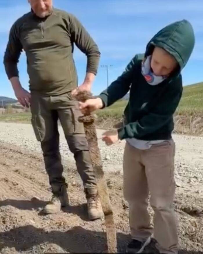 Un garçon en Norvège vient de découvrir une épée viking vieille de 1 300 ans 9 Henrik Mørtvedt avec son épée viking