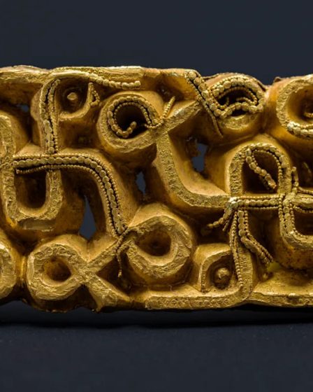 Un fourreau d'épée en or découvert sous un arbre renversé en Norvège aurait été « offert en sacrifice » par un guerrier d'élite il y a 1 500 ans 2 Un fourreau d'épée en or découvert sous un arbre renversé en Norvège aurait été « offert en sacrifice » par un guerrier d'élite il y a 1 500 ans - 1