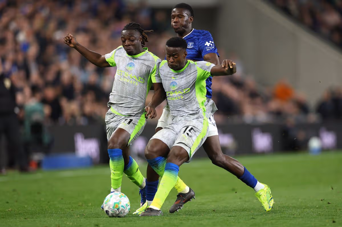 De 13 minutes de folie à une mentalité de champion : décryptage du match nul épique entre Man City et Everton. 7 Jeremy Doku et Marc Guehi s'associent pour déposséder Thierno Barry lors du match nul de Manchester City contre Everton