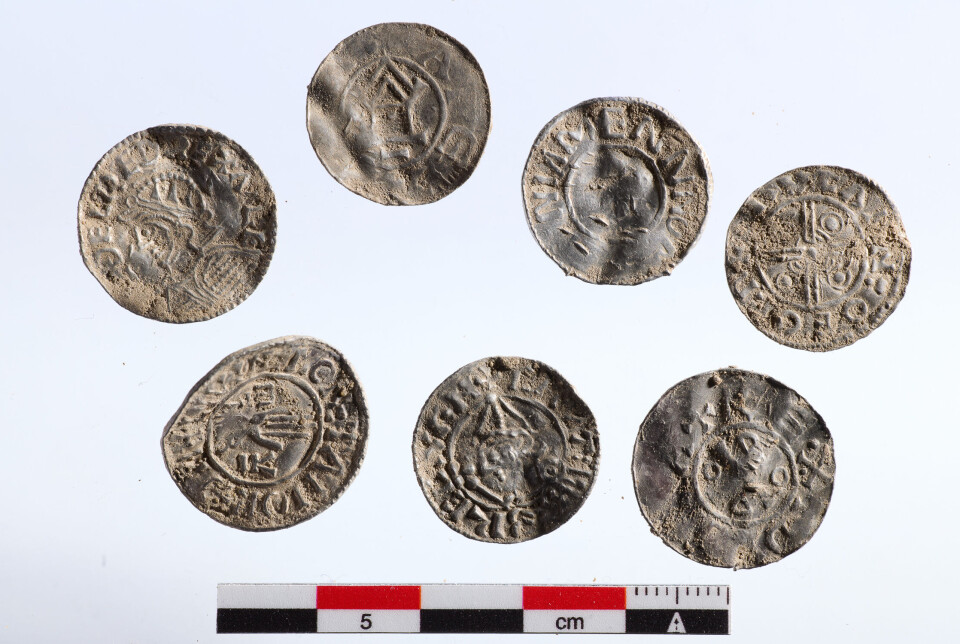 Découverte du plus grand trésor viking de Norvège, composé de 3 000 pièces d'argent : « Vraiment exceptionnel » 25 Six pièces d'argent médiévales disposées sur un fond blanc avec une échelle de référence.