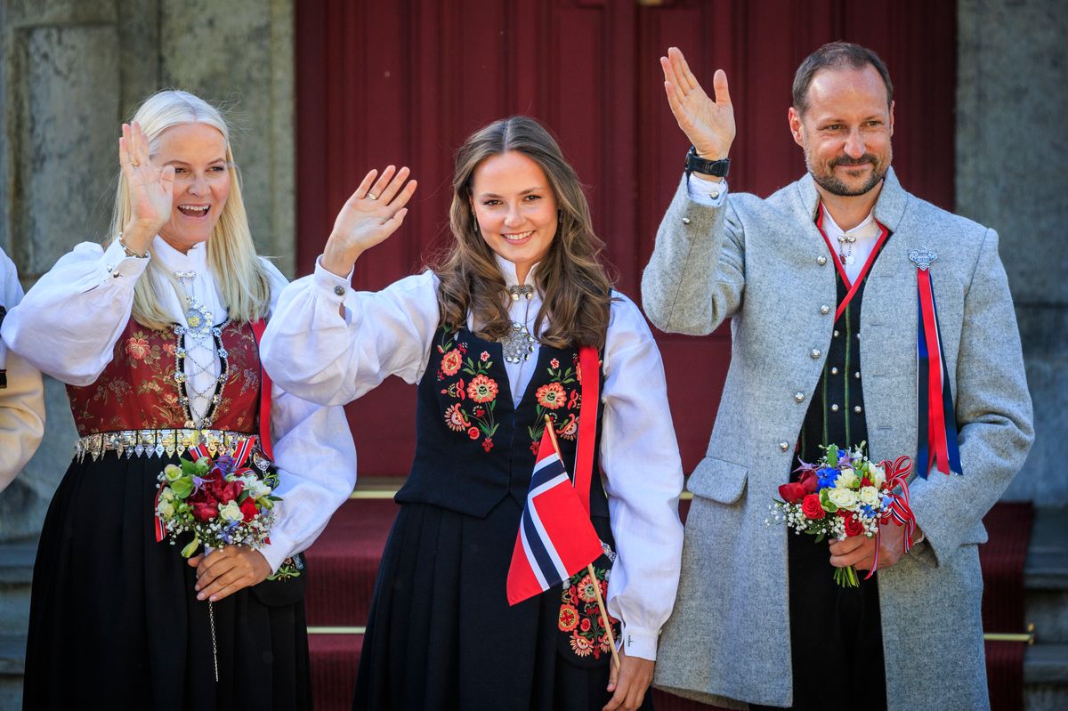 La princesse Ingrid Alexandra et Mette-Marit passeront la fête nationale norvégienne à des milliers de kilomètres l’une de l’autre — Voici pourquoi 13 La princesse Ingrid Alexandra célébrera la fête nationale norvégienne à distance en raison des controverses dans son pays — voici pourquoi