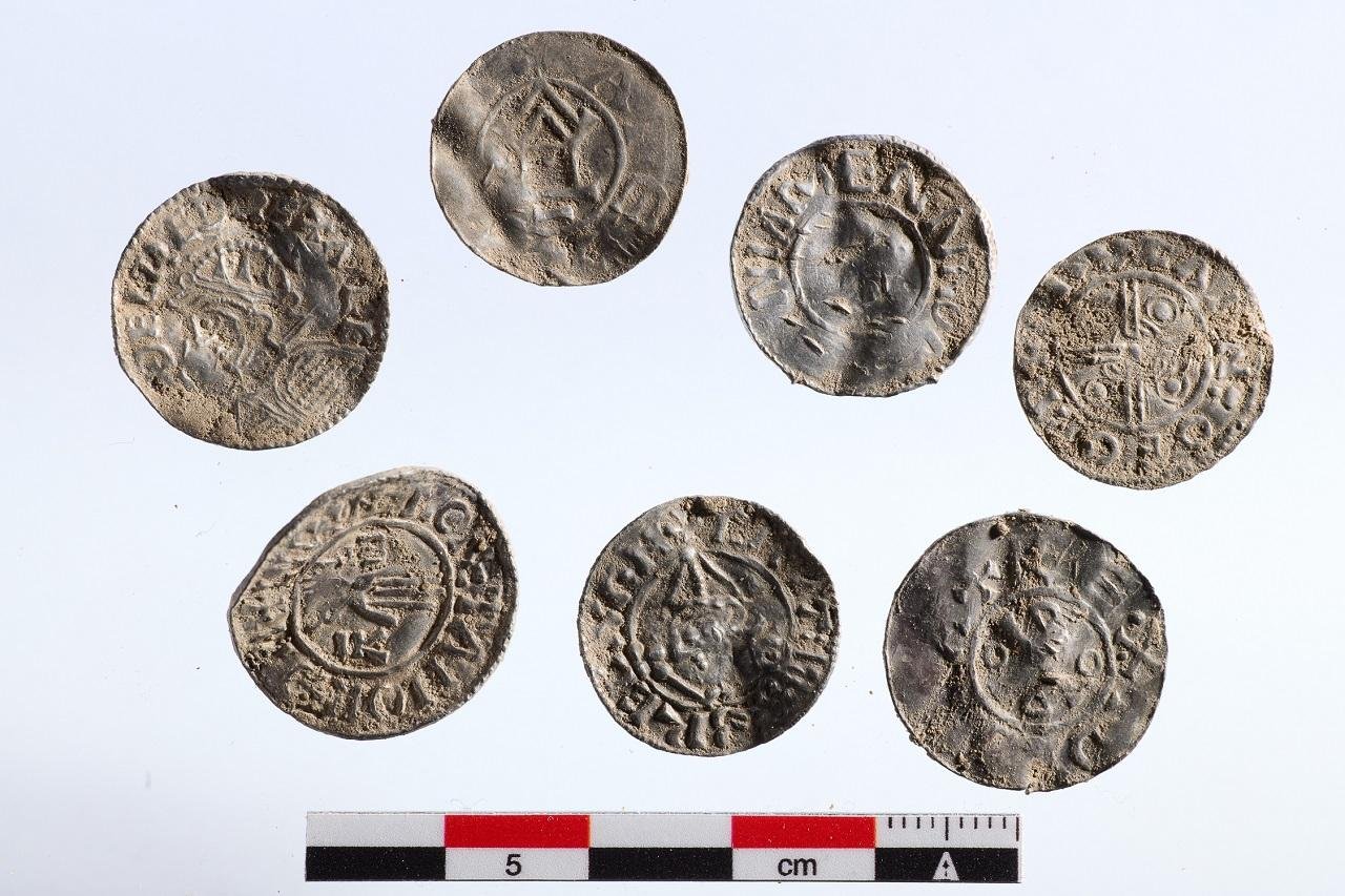 Le plus grand trésor de pièces de monnaie de l'époque viking jamais découvert en Norvège, avec plus de 3 150 pièces d'argent 8 Le plus grand trésor de pièces de monnaie de l'époque viking jamais découvert en Norvège, avec plus de 3 150 pièces d'argent - 7