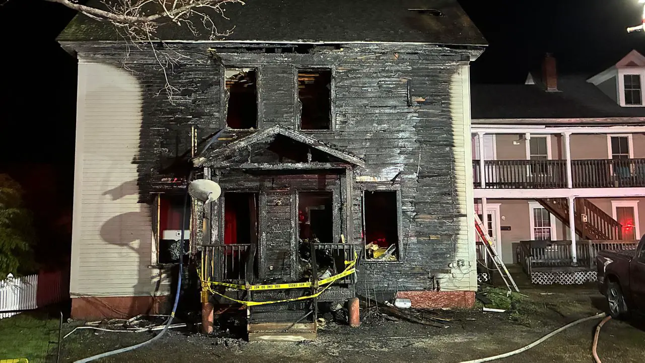 Un incendie endommage un immeuble d'appartements à Norway, selon les autorités 4 Un incendie endommage un immeuble d'appartements à Norway, selon les autorités - 3