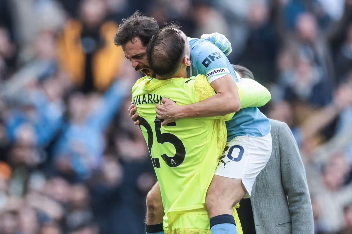 Bernardo Silva et Gianluigi Donnarumma s'embrassent alors que Manchester City bat Arsenal en Premier League